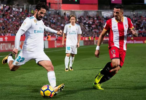 Isco (trái) đang có phong độ tốt trong màu áo Real. Ảnh:Marca.