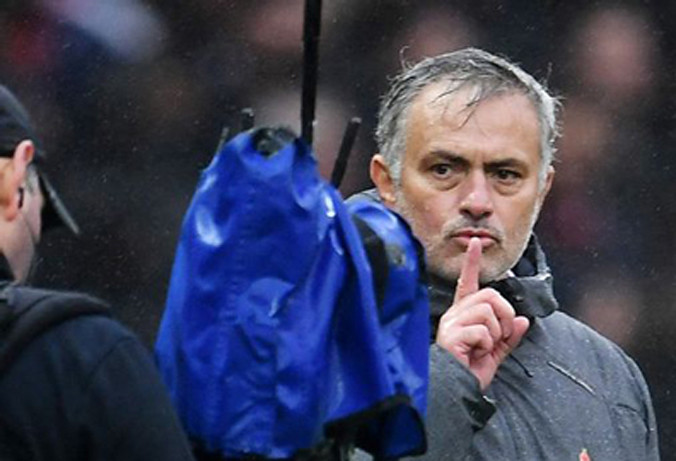 Mourinho được so với... 'Độc cô cầu bại' Mayweather