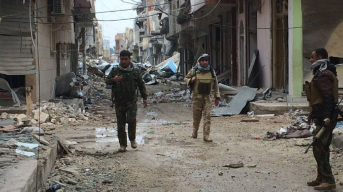 Dưới ống kính của Gold, thị trấn đổ nát hiện ra như để minh chứng cho sự khốc liệt của chiến tranh.