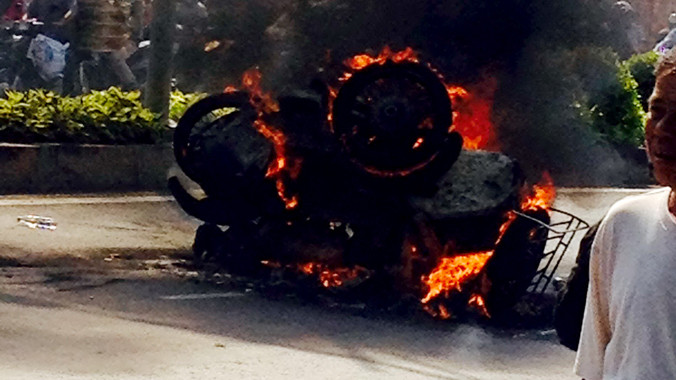 Xe mô tô bốc cháy dữ dội (ảnh do bạn đọc cung cấp).