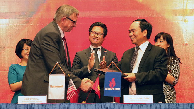 Tiến sĩ Nguyễn Quốc Thập ký MOU với Honeywell