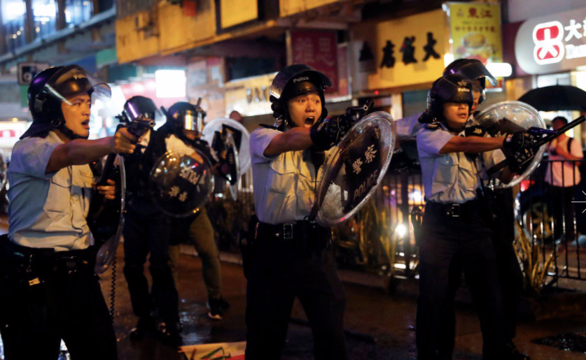 Cảnh sát Hong Kong đã phải sử dụng súng thật để đối phó với người biểu tình. (Ảnh: SCMP)