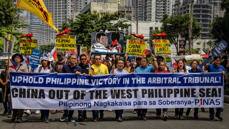 Một cuộc biểu tình trước đại sứ quán Trung Quốc ở Manila ngày 12/7. (Ảnh: Getty Images
