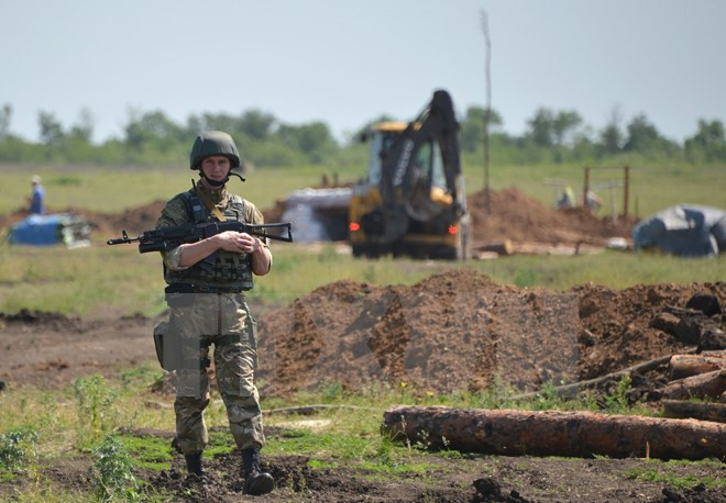 Binh sỹ Ukraine đào hào tại khu vực xung đột gần Artemivsk (vùng Donetsk), nơi chính quyền Kiev nắm quyền kiểm soát ngày 26/5. (Nguồn: AFP/TTXVN)