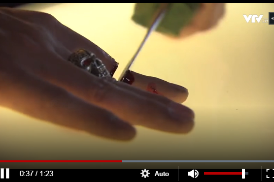 Hình ảnh Tuấn bị phán xử từng gây xôn xao dư luận.