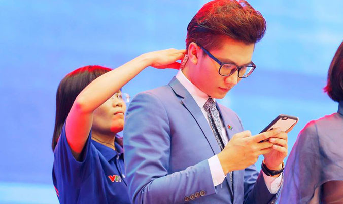 MC Công Tố khi chuẩn bị ghi hình.