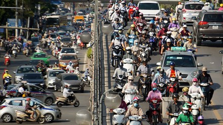 Đường phố nhiều xe cộ, ít cây xanh càng khiến nhiệt độ tăng cao.