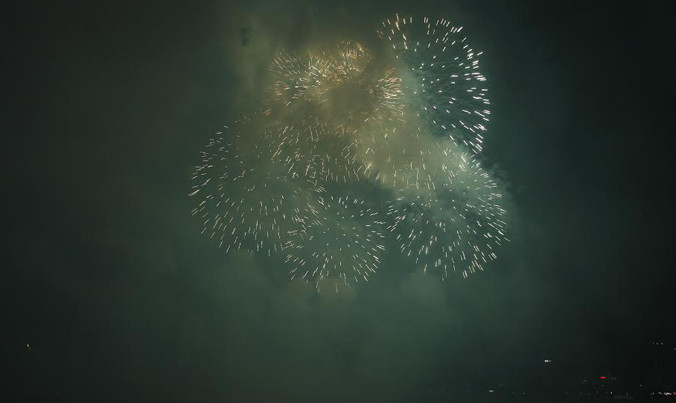 Màn trình diễn của đội Trung Quốc đêm 27/5 bị khói vùi lấp. Ảnh: Thanh Trần.