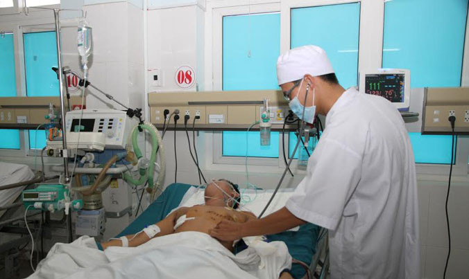 Bệnh nhân H. đang được các y, bác sĩ chăm sóc, theo dõi. ẢNH: M.N.