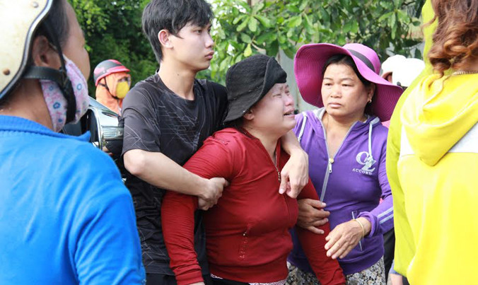 Người thân đau buồn trước cái chết của Trung.