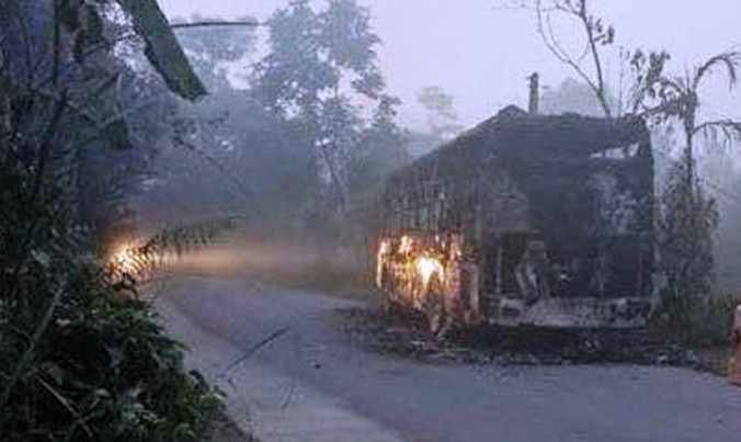 Xe khách cháy rụi khi đang lưu thông