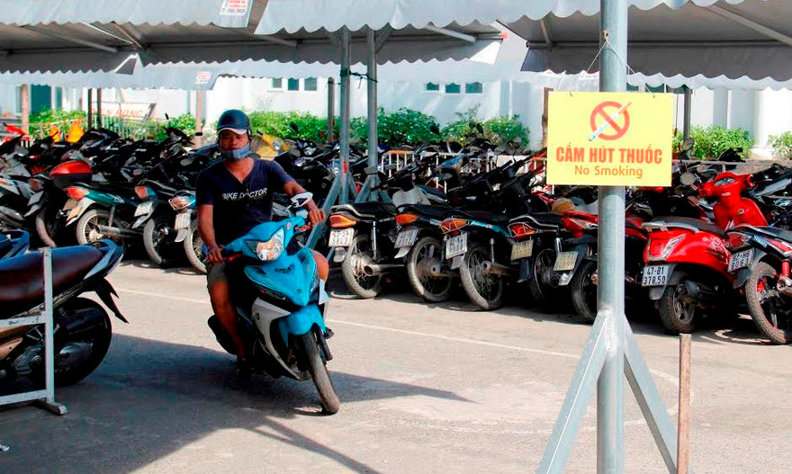 Bãi giữ xe tại bến xe trung tâm thành phố. Ảnh: Thanh Trần.