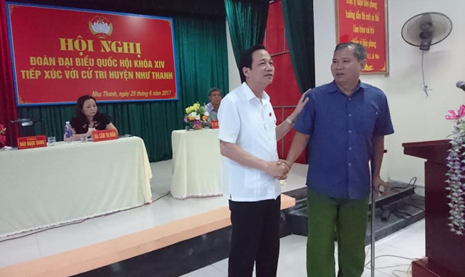 Cử tri Nguyễn Sỹ Thu (phải) bức xúc với sự lãng phí tại các dự án nghìn tỷ đồng.