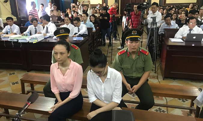 Phương Nga (áo hồng) cho rằng điều tra viên đe dọa trong quá trình xét hỏi.