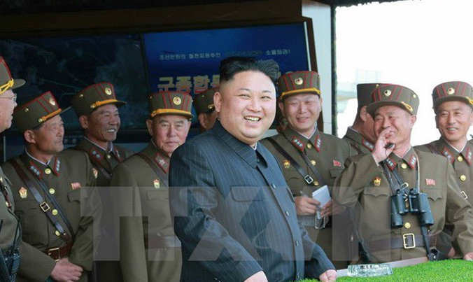 Nhà lãnh đạo Triều Tiên Kim Jong-un kiểm tra một cuộc tập trận bắn đạn thật nhân dịp kỷ niệm 85 năm ngày thành lập Quân đội Nhân dân Triều Tiên (25/4/1932 - 25/4/2017). (Nguồn: Yonhap/TTXVN)