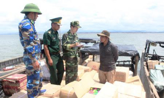 Lực lượng chức năng tiến hành bắt giữ số hàng lậu có nguồn gốc từ Trung Quốc.