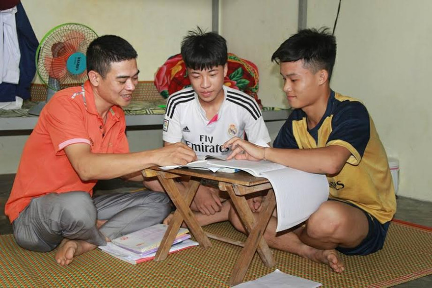 Thầy Hoàng Khắc Tuấn chỉ dạy sĩ tử ôn bài tại phòng trọ trước khi đi thi.