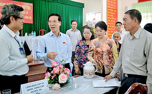 Trưởng ban Tuyên giáo Trung ương Võ Văn Thưởng và Phó bí thư Tỉnh ủy Đồng Nai Phan Thị Mỹ Thanh trao đổi với lãnh đạo huyện Nhơn Trạch sau buổi tiếp xúc cử tri. Ảnh: Lao động Đồng Nai.