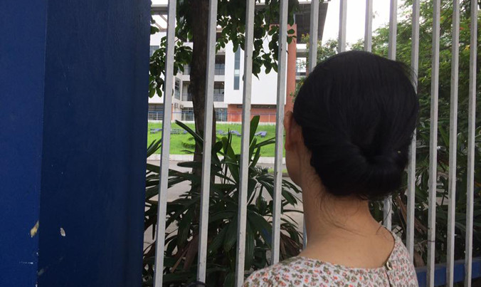 Chị Điệp chờ con bên ngoài trường THPT Chuyên Hà Nội- Amsterdam.
