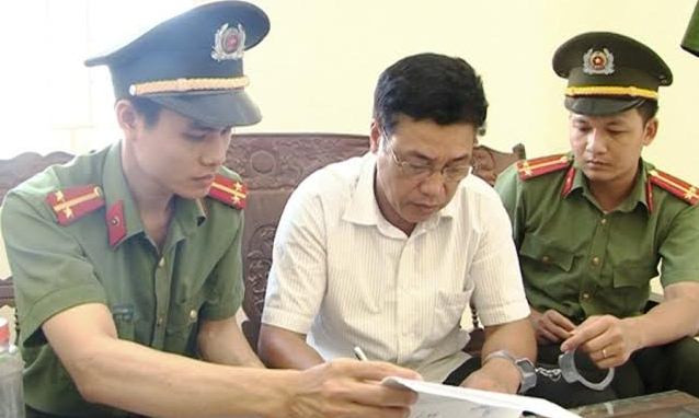 Thi hành lệnh bắt tạm giam Lê Quang Vịnh.