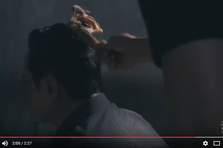 Phan Quân bị gõ đùi gà vào đầu.