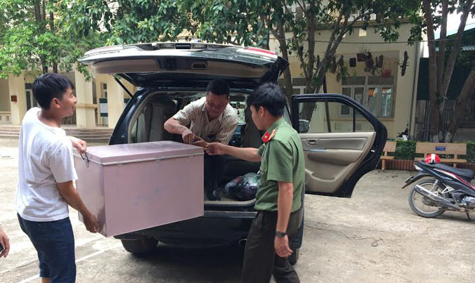 Lực lượng chức năng đã vận chuyển đề thi về các điểm thi. Ảnh: Hoàng Lam.