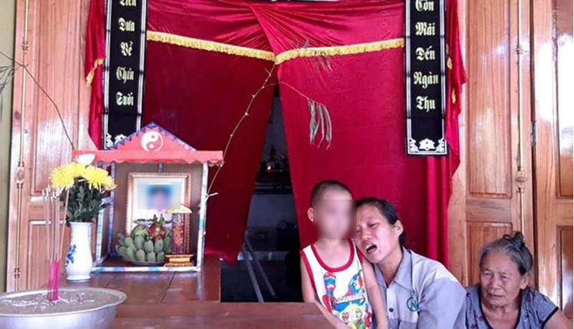 Vợ con bên bàn thờ anh Đạo.