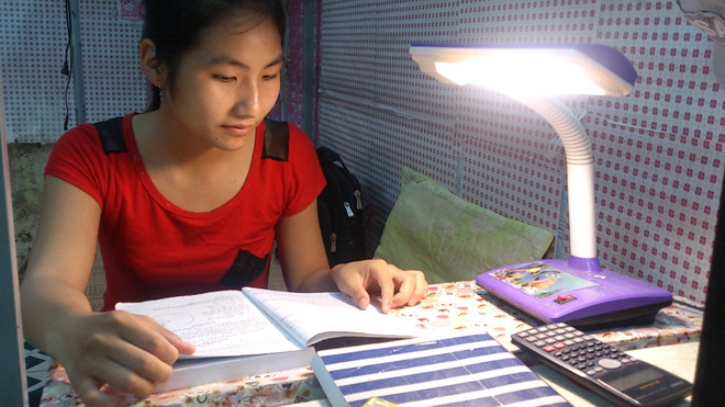 Em Đinh Thị Ngọc Lan ôn lại bài trước ngày thi. Ảnh: Tuấn Nguyễn.