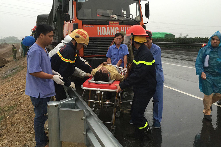 Nạn nhân được đưa ra ngoài.