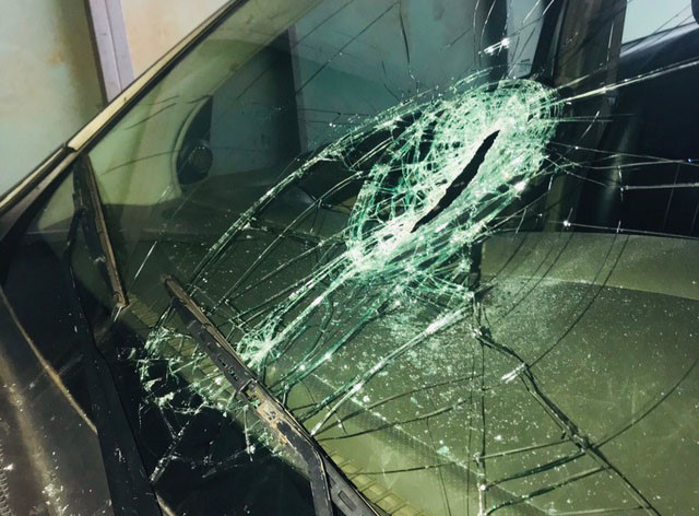 Một trong 4 ôtô bị Vinh đập vỡ kính. (Ảnh: T. N.)