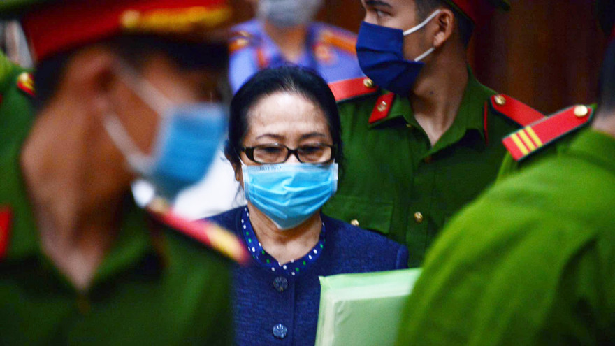 Bà Bạch Diệp phản tố, cho rằng mình bị lừa.