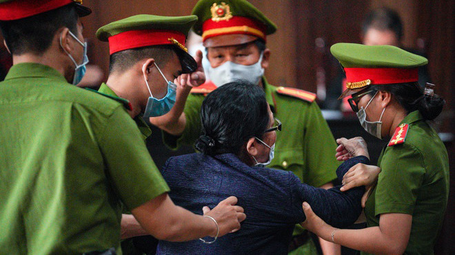 Cảnh sát áp giải bà Diệp khỏi phòng xử án. 