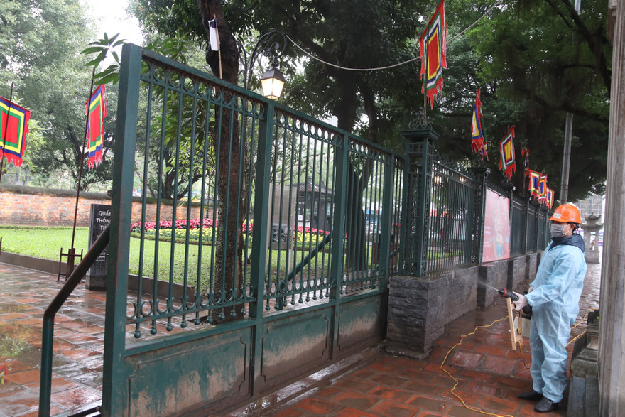 Sau khi phun khử trùng, di tích Hà Nội mở cửa đón khách. Ảnh: Doãn Văn