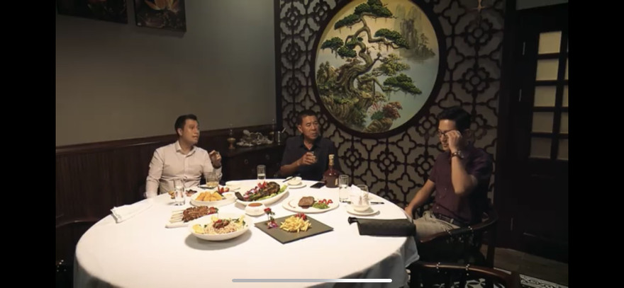 Huy nhận được điện thoại cầu cứu của mẹ