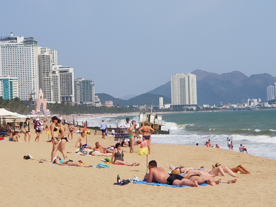 Du khách đến Khánh Hòa có khởi sắc. Ảnh: HOÀNG VINH