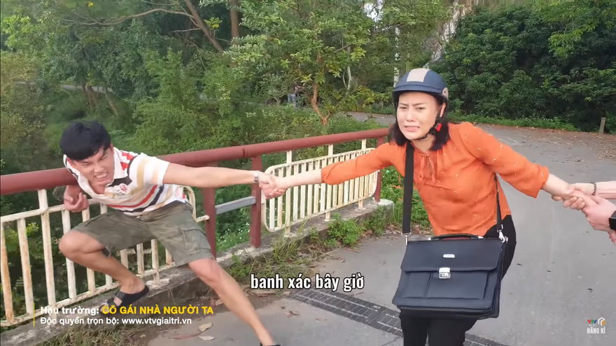 Phương Oanh bị hai chàng trai giằng co