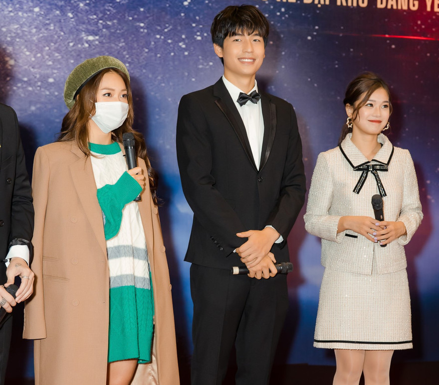 Quốc Anh bên cạnh Khả Ngân và Hoàng Yến Chibi