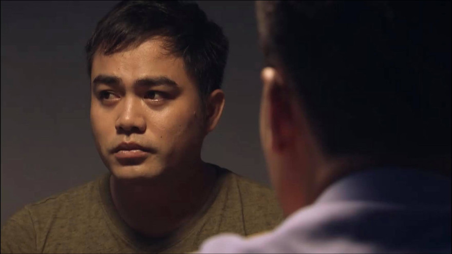 Hoàng mỏ bị lấy lời khai, tuy nhiên trước đó nhận được lời cảnh báo giấu trong bát cơm tù