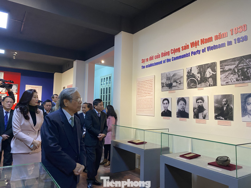 Khai mạc triển lãm về 90 năm thành lập Đảng tại Bảo tàng Lịch sử quốc gia Việt Nam. Ảnh: Nguyên Khánh