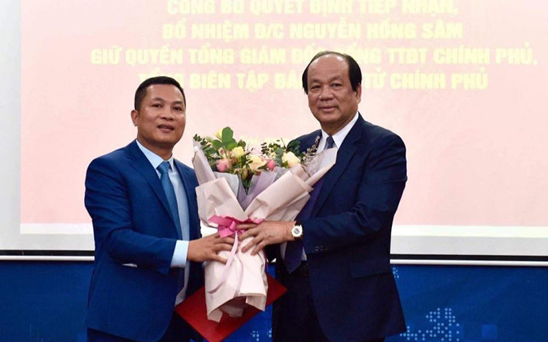 Bộ trưởng, Chủ nhiệm VPCP Mai Tiến Dũng trao quyết định tiếp nhận và bổ nhiệm ông Nguyễn Hồng Sâm giữ chức vụ quyền Tổng Giám đốc Cổng TTĐT Chính phủ kiêm Tổng Biên tập Báo điện tử Chính phủ.