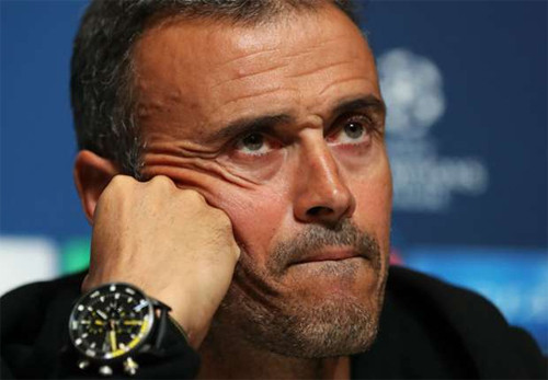 Luis Enrique cảm thấy khó tin về sai lầm của học trò. Ảnh: Reuters.
