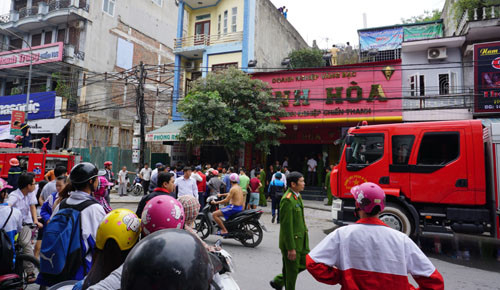 Lửa phát ra từ phía trong tiệm vàng Vĩnh Hòa. Ảnh: Lê Hoàng.