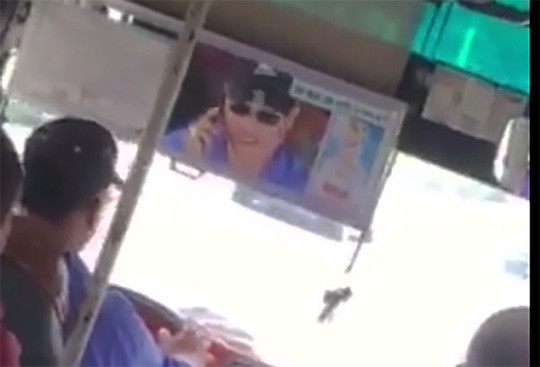 Tài xế vừa lái xe vừa nghe điện thoại. Ảnh cắt clip