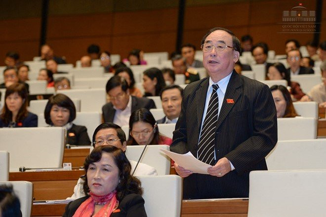 Đại biểu Trần Ngọc Vinh (đoàn Hải Phòng) đánh giá nợ công Chính phủ đang ở mức báo động. Nguồn: Zing