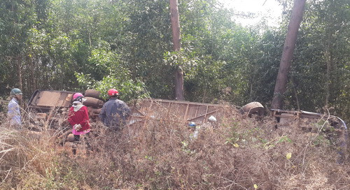 Xe lao xuống vực trong đêm. Ảnh: Kh. Uyên