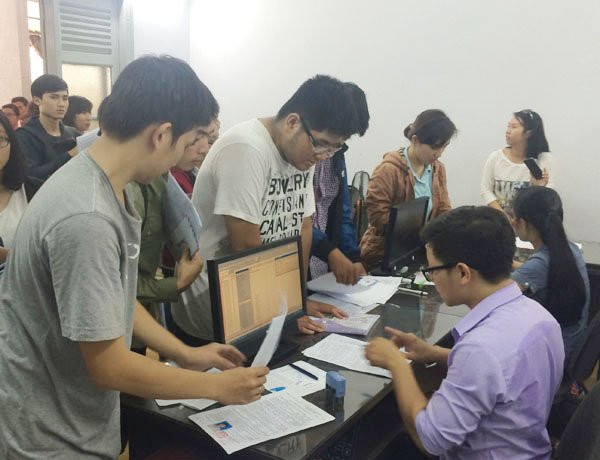 Thí sinh nộp hồ sơ dự thi THPT năm 2015 tại Cơ quan đại diện Bộ GD-ĐT