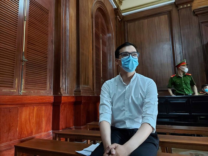 Nam tiếp viên hàng không - bị cáo Dương Tấn Hậu tại phiên tòa.