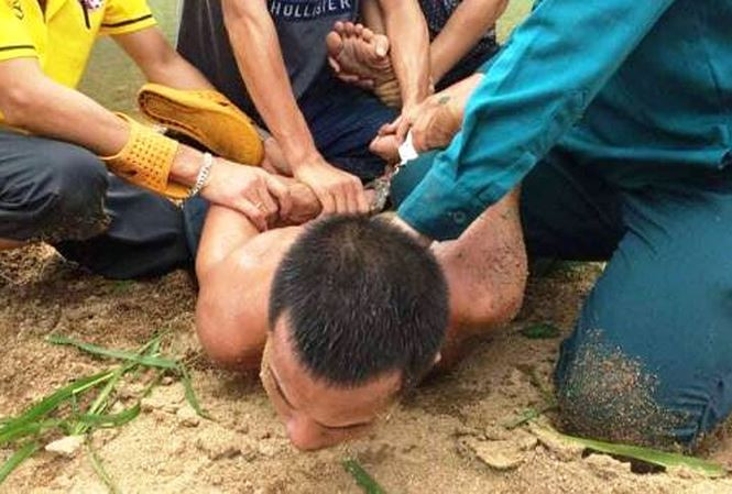 Cơ quan chức năng cùng người dân khống chế Vinh.