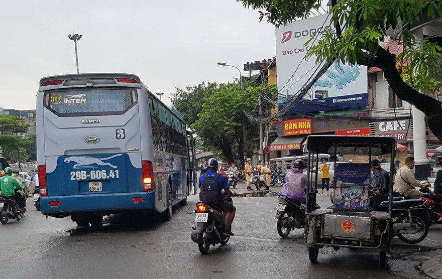 'Xe vua' lộng hành: Cơ quan chức năng Hà Nội bất lực?