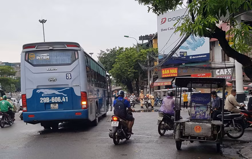 'Xe vua' lộng hành: Cơ quan chức năng Hà Nội bất lực?